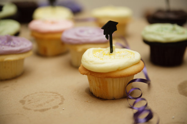 多色毕业纸杯蛋糕图片下载