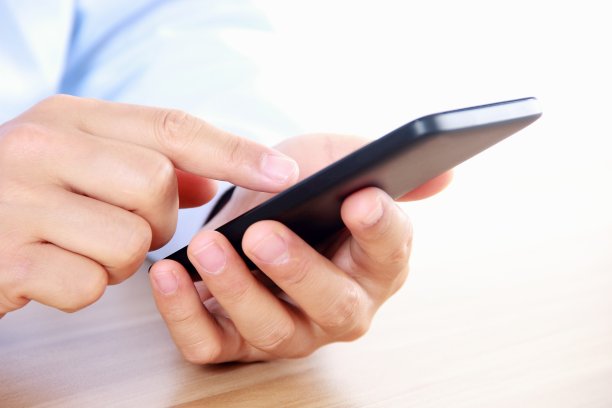 男性的手在用手机图片下载