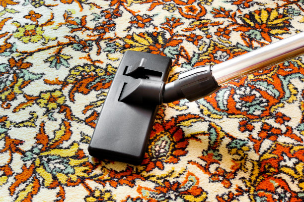清洁旧地毯与真空吸尘器通用喷嘴特写。图片下载