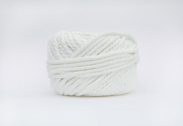 白色背景上的一卷白色纱线。图片下载
