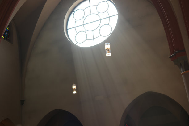 带有光线的教堂窗户图片下载