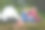 孩子们笑着，在帐篷附近的木桩上煎香肠素材图片