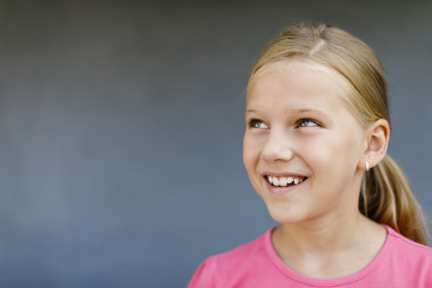 一个快乐的小女孩的特写图片下载