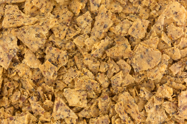 近距离观察碎盐和胡椒片图片下载