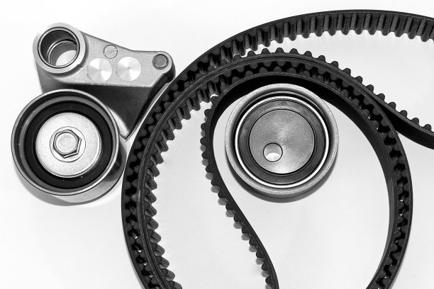 发光背景上带滚轮的同步带套件的备件。图片下载