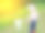 可爱的亚洲女孩戴着草帽和蚊帐在田野里玩夏天。图片下载