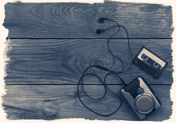 木制背景的老式随身听图片下载