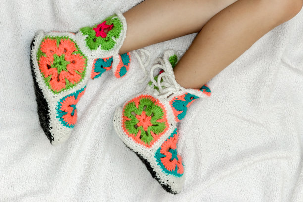 晒黑的女性腿在温暖针织袜在光的背景图片下载