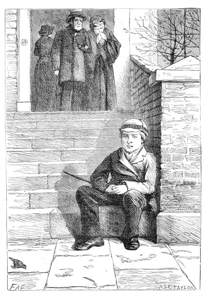 一个19世纪的小男孩坐在台阶的底部，人们在台阶的顶端的门口。1889年维多利亚时代的生活图片下载