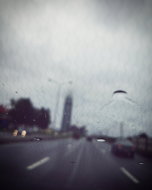 雾天，雨点打在窗户上图片下载