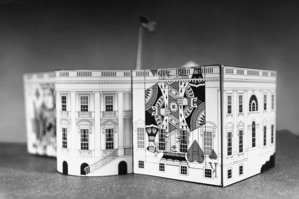 由扑克牌制成的白宫(黑白)图片下载