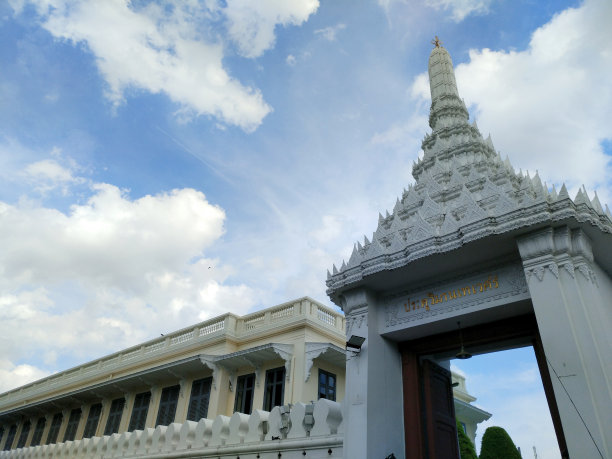 “Wiman the wet”是这扇门的泰国名字，用金色的泰国字母表示。这是泰国大皇宫12扇门中的一扇图片下载