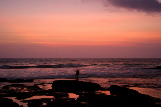 巴厘岛黄昏的渔夫图片下载