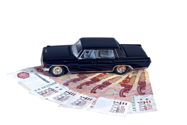 一辆黑色汽车的模型在俄罗斯钞票孤立图片下载