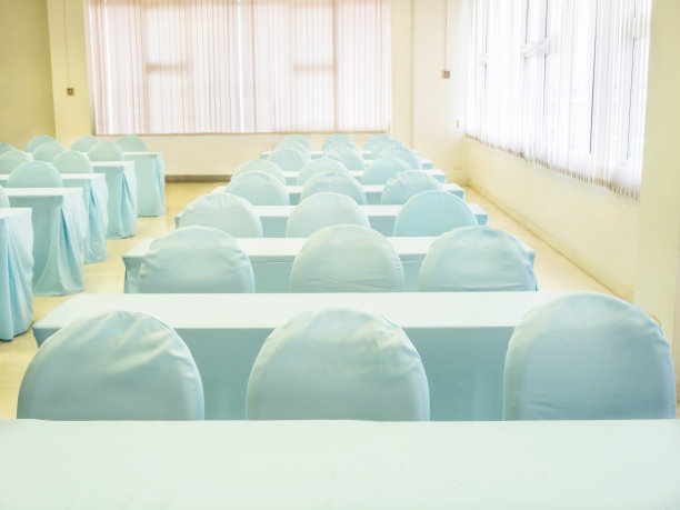 会议室里没有与会者时的座位。图片下载