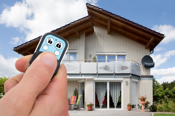 使用防盗报警遥控器的人的特写图片下载