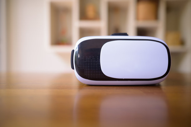 虚拟现实头盔放在家里的木桌上素材图片