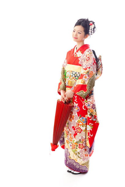 亚洲妇女的肖像穿着红色的furisode孤立在白色的背景图片下载