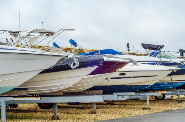 船站在岸边，靠近部分游艇，豪华船，保养和停泊船，素材图片