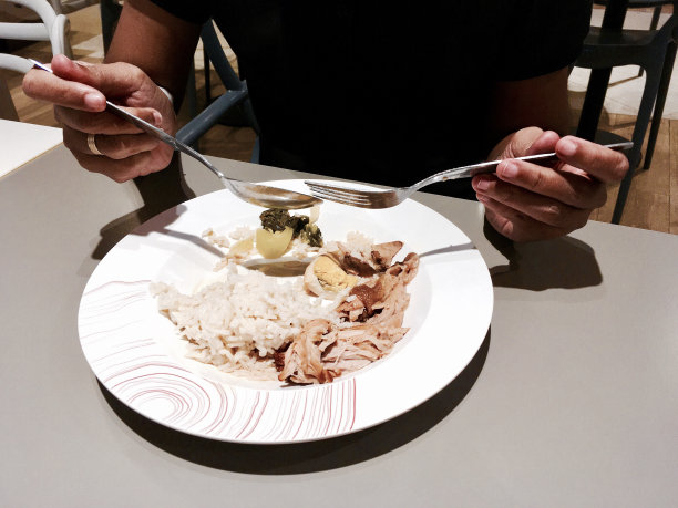 女孩吃五香炖肉饭图片下载