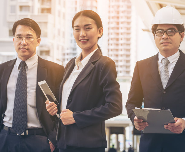 聪明的女人站在男人面前图片下载