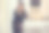 美丽的金发俄罗斯女人在城市的背景图片下载