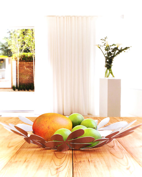 水果放在一个金属碗里图片下载