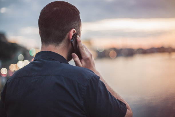 男人用手机看夜城图片下载