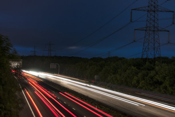 繁忙高速公路上的灯光痕迹素材图片