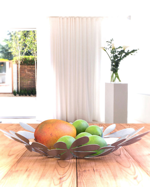 水果放在一个金属碗里图片下载