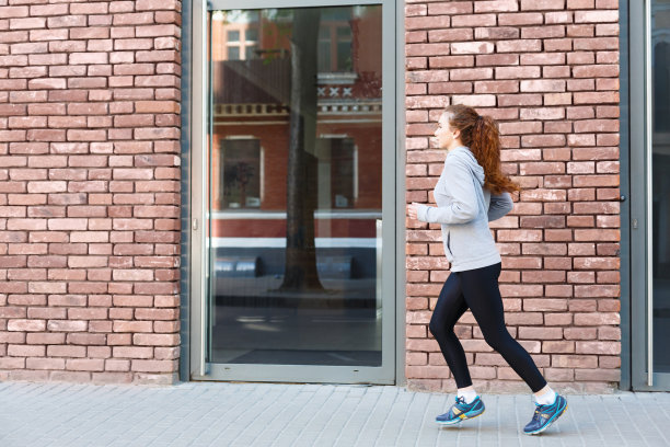 一名年轻女子在市里的复印区跑步图片下载