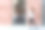 一名年轻女子在市里的复印区跑步图片下载