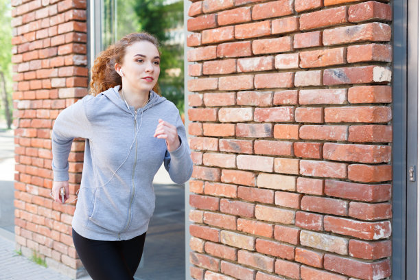 一名年轻女子在城市复印处慢跑图片下载