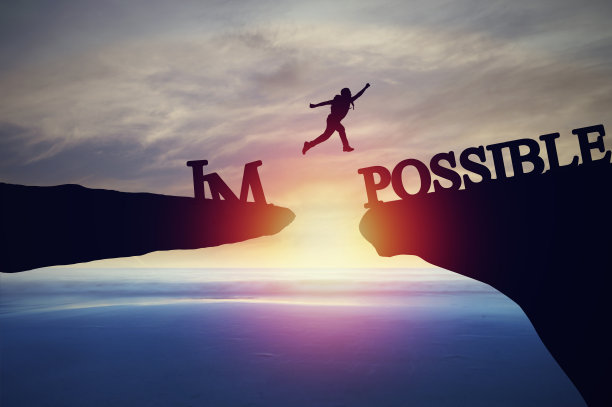 剪影的人从悬崖跳到其他银行，概念的可能性和不可能的成功在商业和领导图片下载