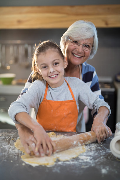 奶奶和孙女在压面团的时候摆姿势图片下载