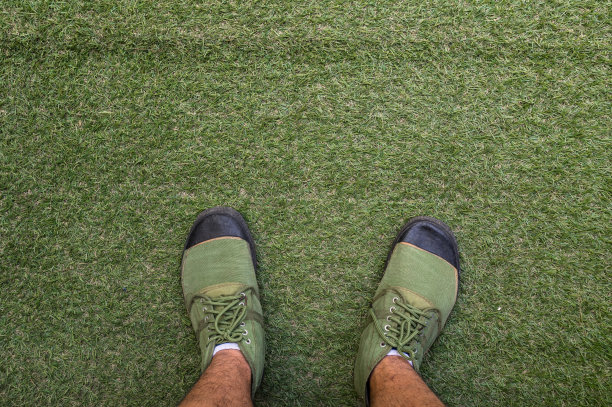 鞋在野外背景上的俯视图，复制旅行冒险空间和自然概念图片下载