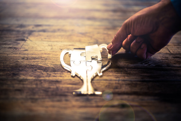 一件一件地赢得大奖杯素材图片