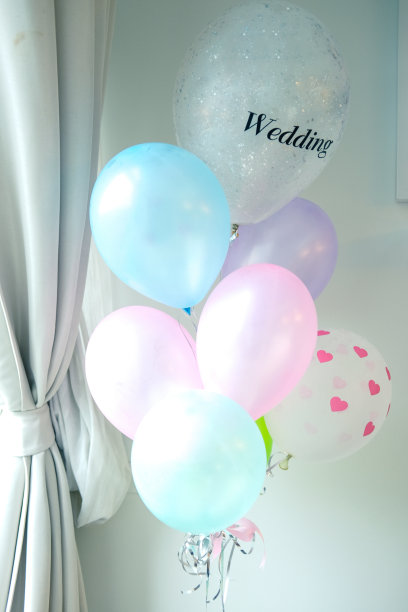 五颜六色的气球。婚礼中快乐的概念图片下载