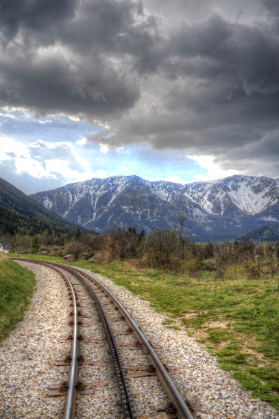 前往阿尔卑斯山的轮齿铁路图片下载