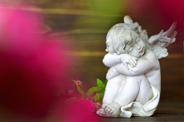 天使守护睡觉图片下载