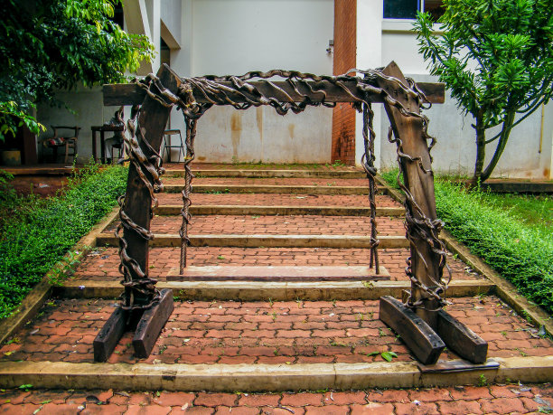 花园里的木制门廊秋千图片下载