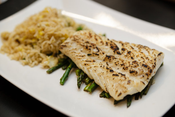 烤鳕鱼片配芦笋和米饭图片下载