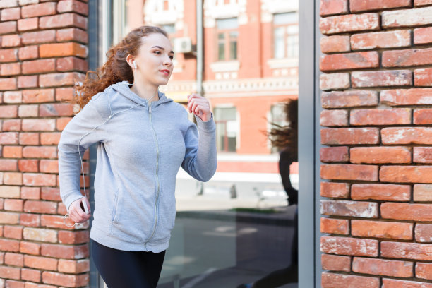 一名年轻女子在市里的复印区跑步图片下载