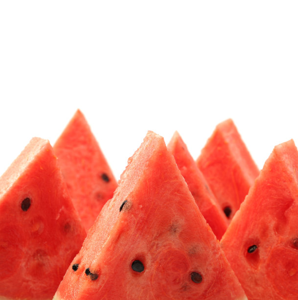 白色背景上的西瓜片。图片下载