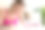 年轻女子在家里涂指甲油素材图片