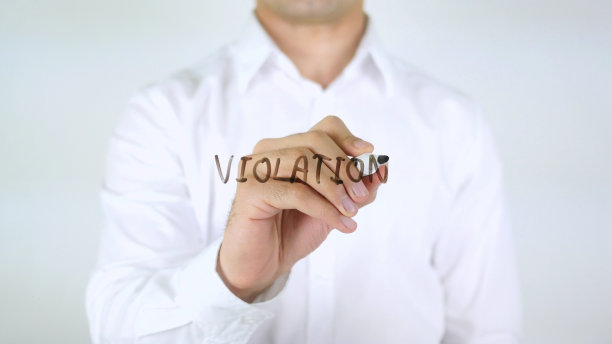 违章，人在玻璃上写字图片下载