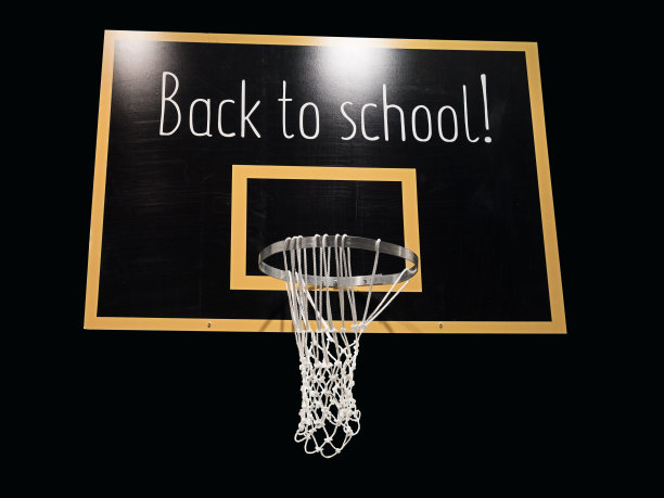 篮球框在黑板上带文字回学校图片下载