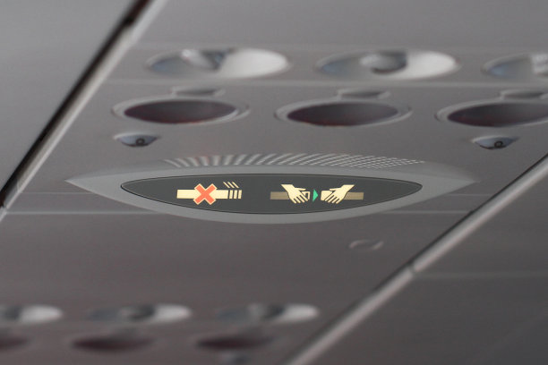 航空安全示范，飞机上的灯光标志，安全带和禁烟标志，空乘人员图片下载