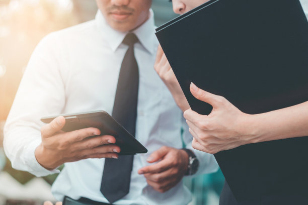 亚洲商务人士下班后在户外开会并使用数字平板电脑图片下载
