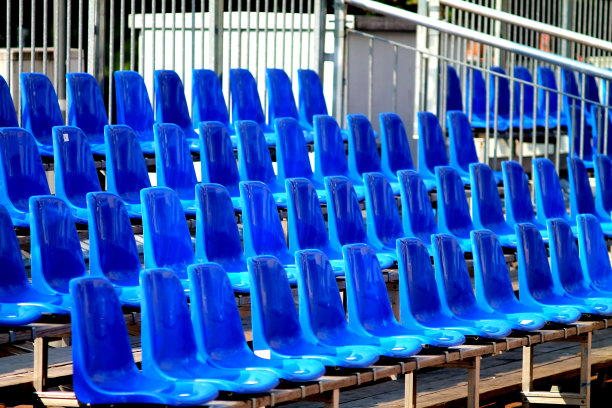 一排排钴蓝色的塑料椅子。图片下载